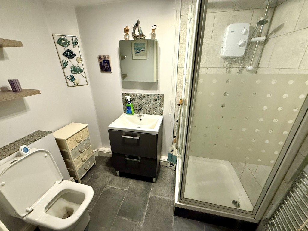 Lot: 143 - VACANT ONE-BEDROOM FLAT - Shower room with W.C.